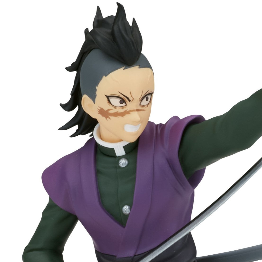 Vue 3/4 légèrement inclinée à mi-distance de la figurine de Genya Shinazugawa de Demon Slayer, en tenue sombre, tenant une épée.