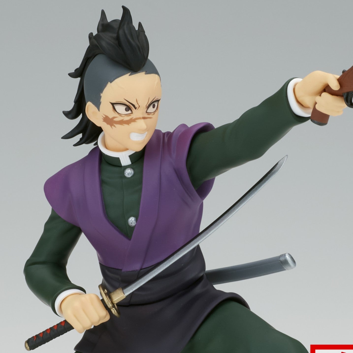 Vue 3/4 à mi-distance de la figurine de Genya Shinazugawa de Demon Slayer en uniforme noir avec un haori violet, tenant un katana.