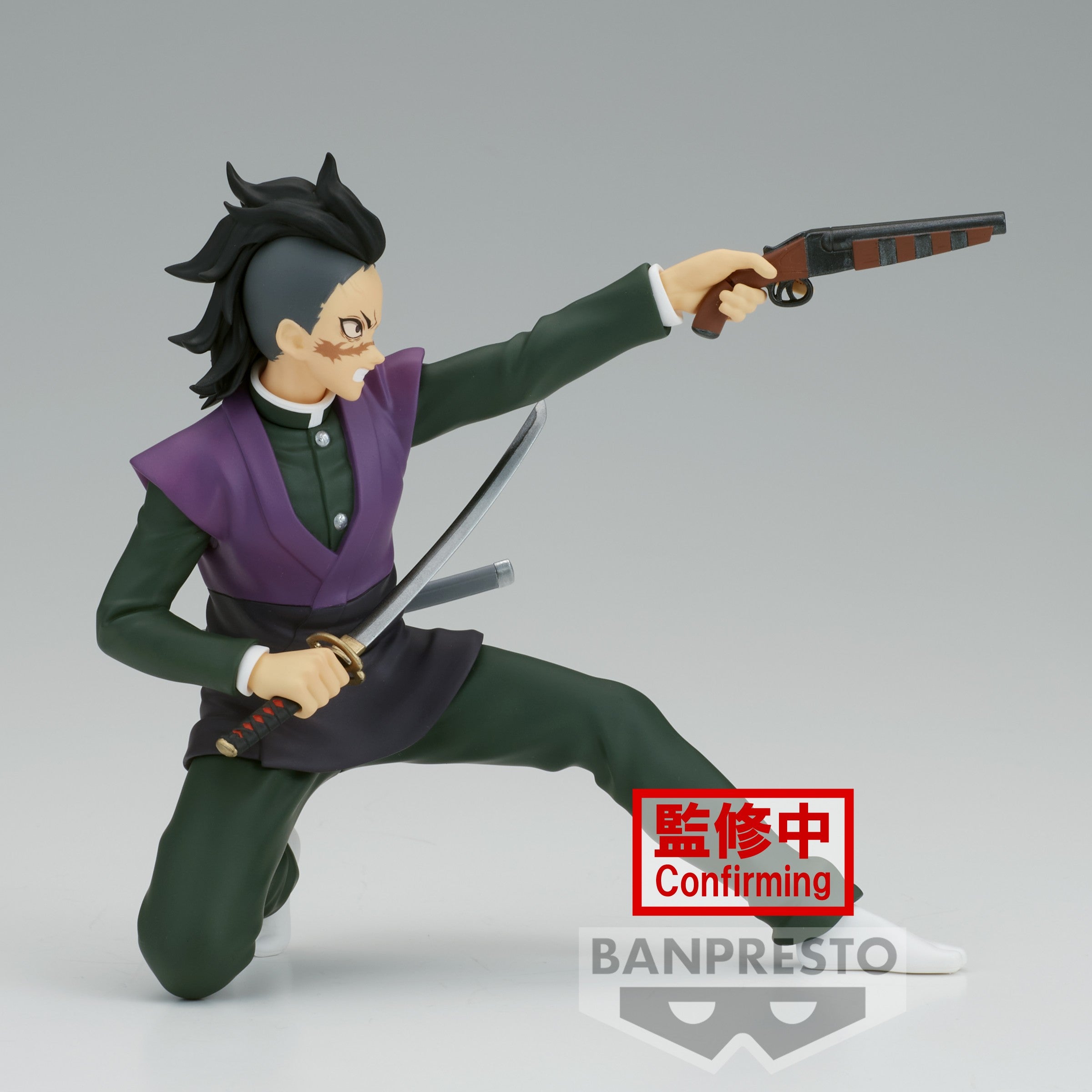 Vue 3/4 de près de la figurine de Genya Shinazugawa de Demon Slayer: Kimetsu no Yaiba en tenue de samouraï, tenant un katana et un fusil.