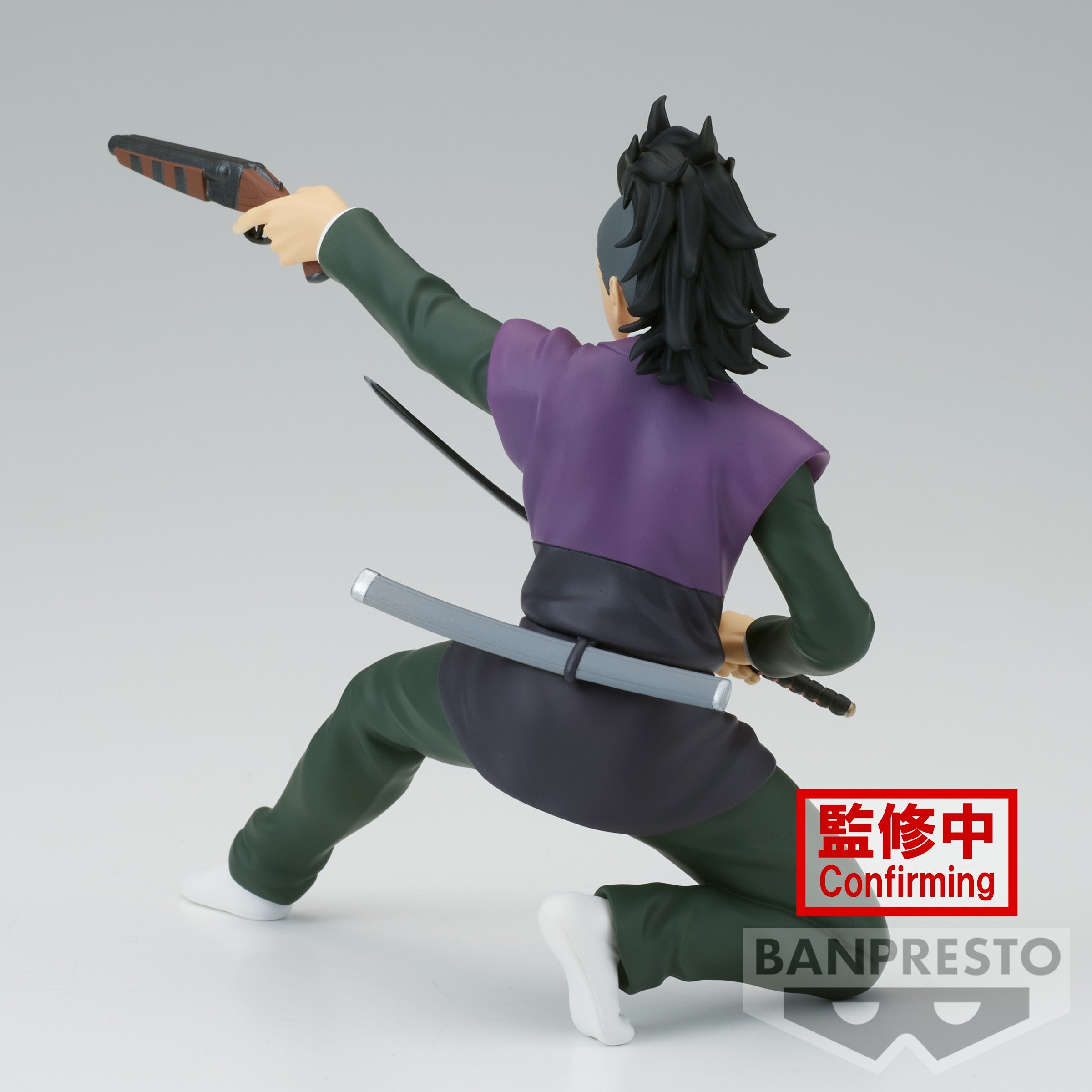 Vue 3/4 arrière à mi-distance de la figurine de Genya Shinazugawa de Demon Slayer en uniforme de chasseur de démons, tenant un pistolet.