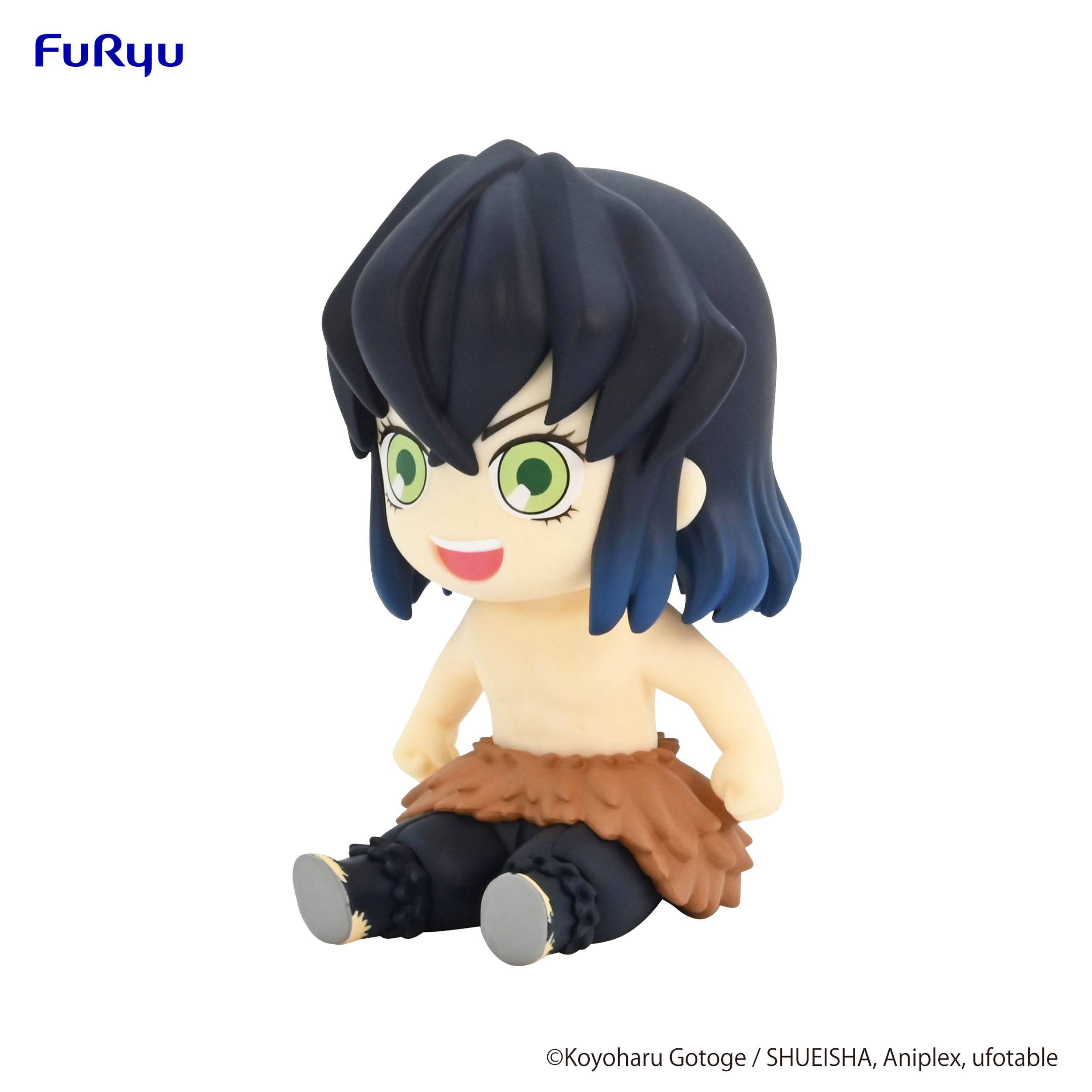 Vue diagonale à mi-distance de la figurine chibi d'Inosuke Hashibira de Demon Slayer, assis avec un sourire large.