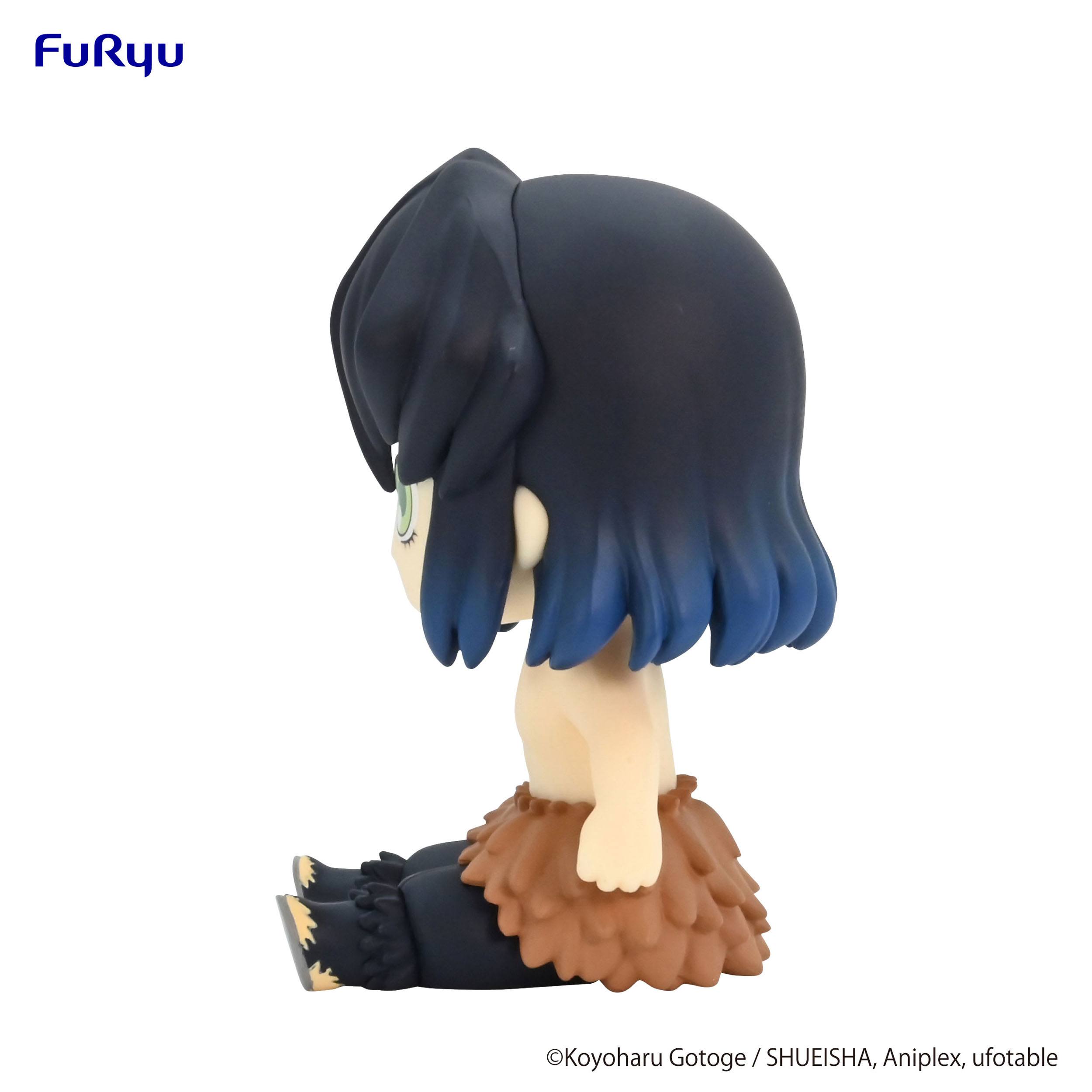 Vue de profil à mi-distance de la figurine d'Inosuke Hashibira de Demon Slayer en tenue traditionnelle, assis.