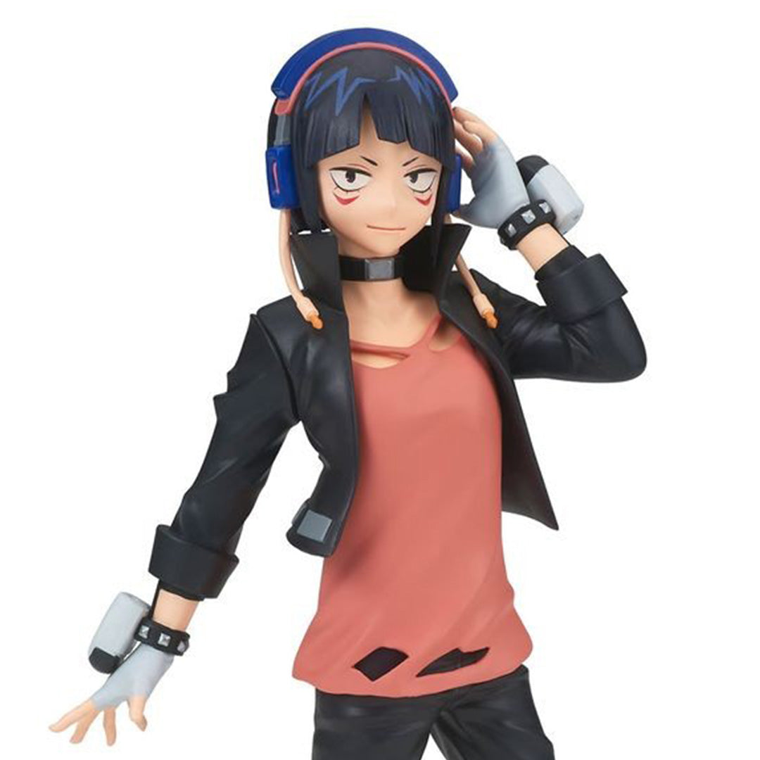 Vue 3/4 de face à mi-distance de la figurine de Kyouka Jirou de My Hero Academia en t-shirt rose déchiré et veste noire, avec écouteurs bleus.