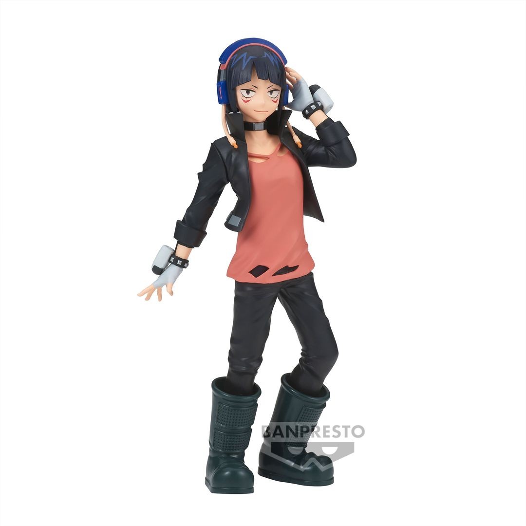 Vue 3/4 de face à mi-distance de la figurine de Kyouka Jirou de My Hero Academia en t-shirt rose et veste noire, avec des écouteurs bleus.