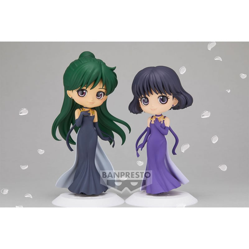 Vue 3/4 avant en plan d'ensemble de la Figure de Princess Pluto de Sailor Moon Eternal : The Movie se tenant avec les mains près de la poitrine.