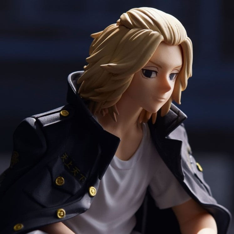 Vue 3/4 de face à mi-distance de la figurine de Manjiro Sano de Tokyo Revengers en tenue décontractée, sans accessoires, dans une boîte.