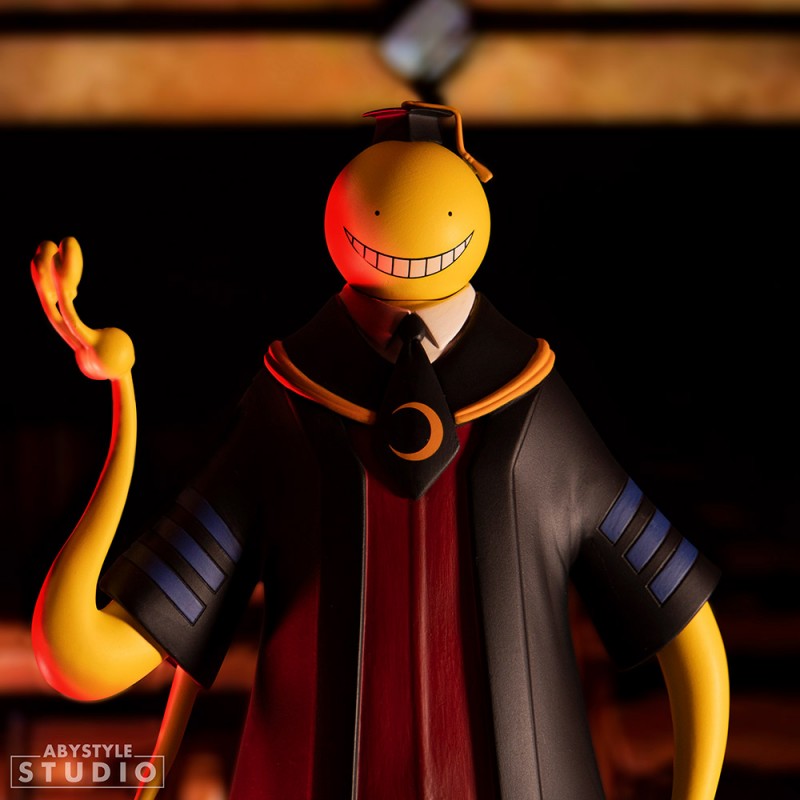Vue 3/4 de face à mi-distance de la figurine de Koro-sensei d'Assassination Classroom dans sa robe de professeur noire.