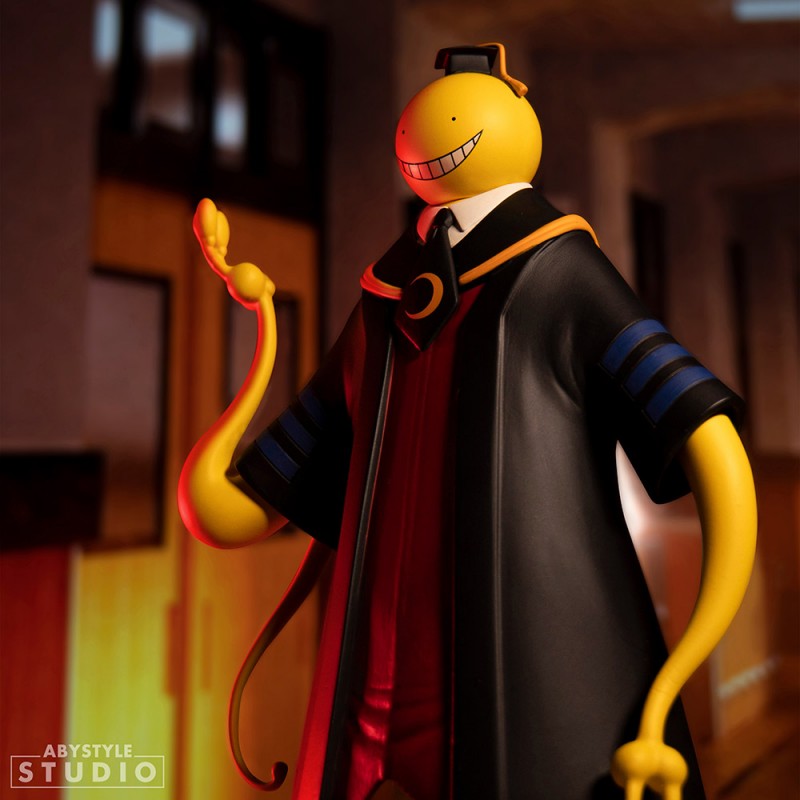 Vue 3/4 de face à mi-distance de la figurine de Koro-sensei d'Assassination Classroom en robe de professeur.