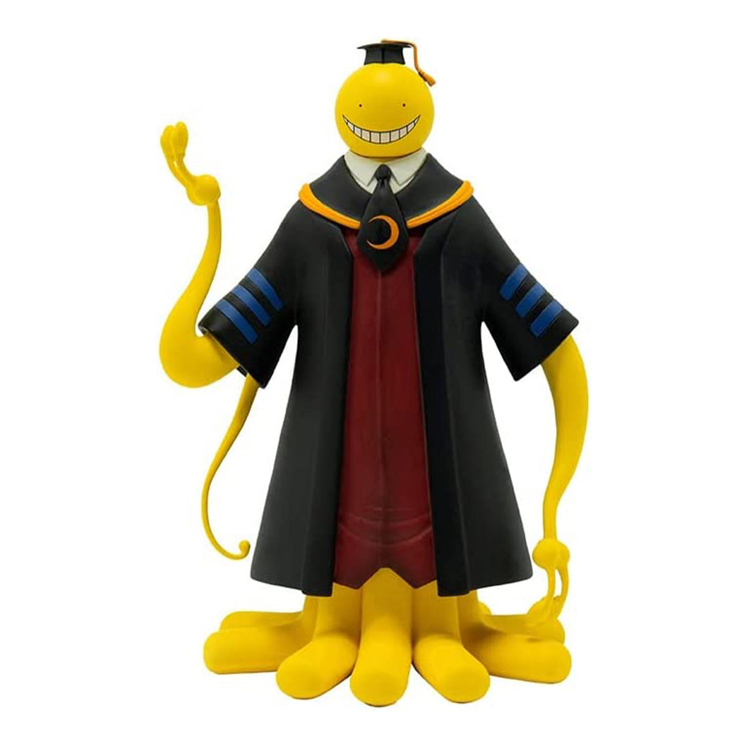 Vue 3/4 de face en plan rapproché moyen de la figurine de Koro-sensei d'Assassination Classroom dans sa robe classique.