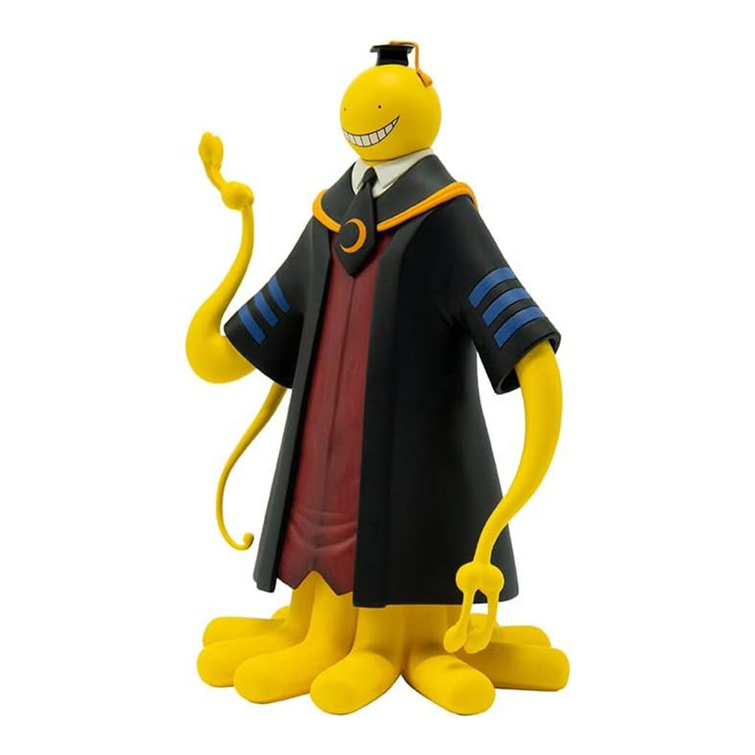 Vue 3/4 de face à mi-distance de la figurine de Koro-sensei d'Assassination Classroom levant le bras.