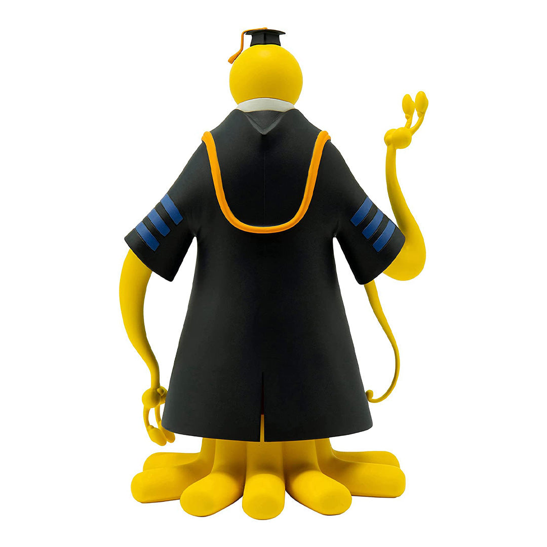 Vue 3/4 de dos à mi-distance de la figurine de Koro-sensei d'Assassination Classroom dans sa tenue de professeur.