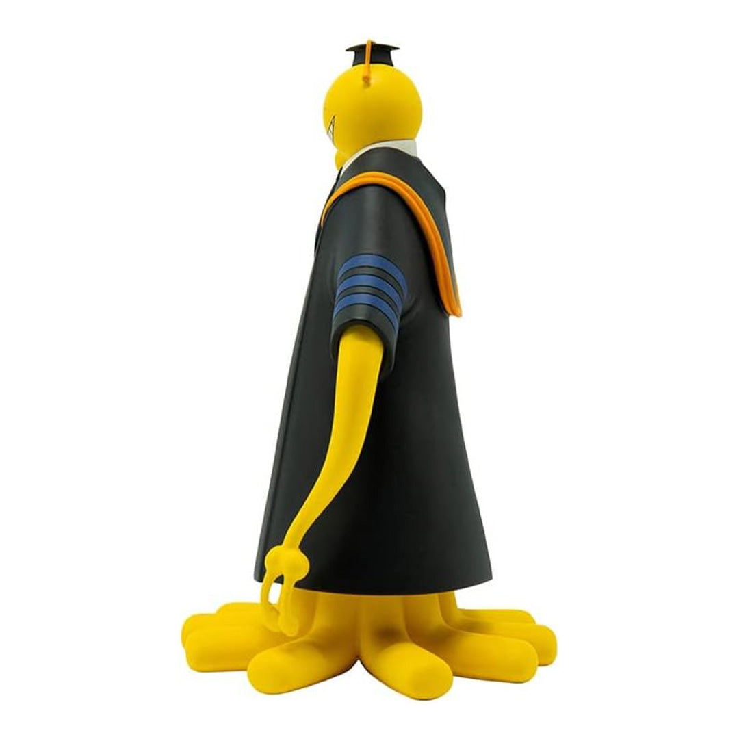 Vue 3/4 de profil à mi-distance de la figurine de Koro-sensei d'Assassination Classroom portant son atiraille classique.