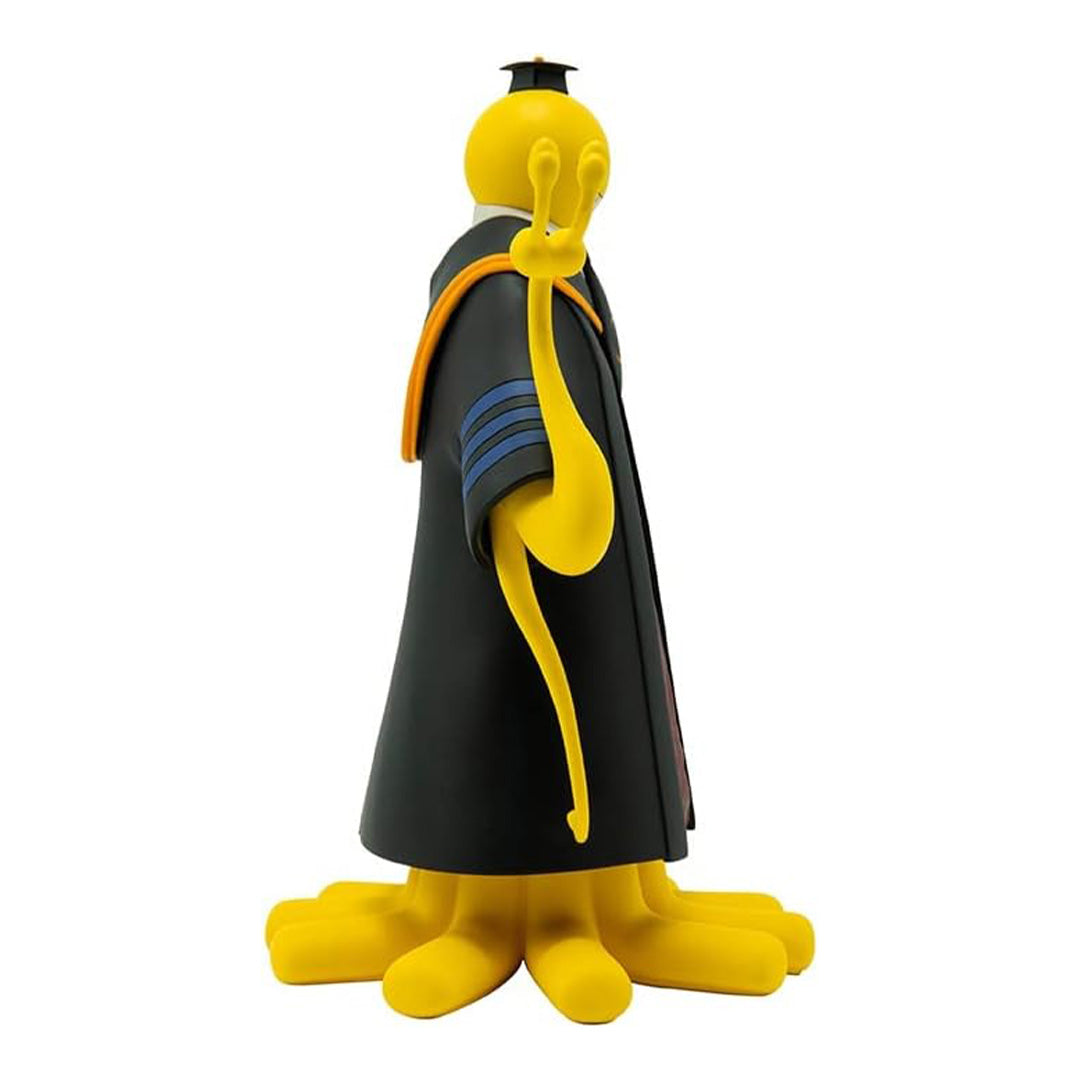 Vue 3/4 de face à mi-distance de la figurine de Koro-sensei d'Assassination Classroom en manteau noir, portant un chapeau de diplômé.