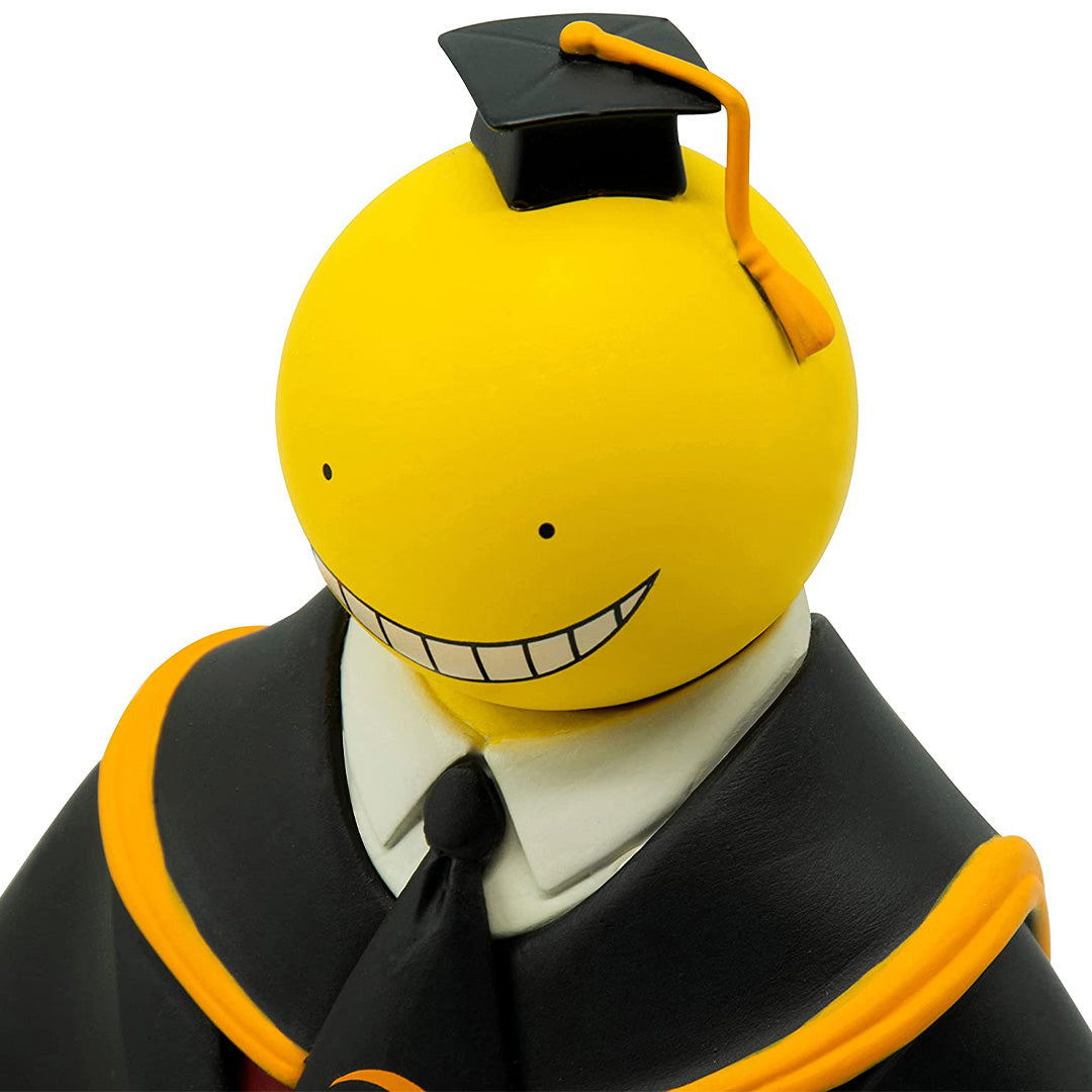 Vue 3/4 de face à mi-distance de la figurine de Koro-sensei d'Assassination Classroom avec sourire béant.