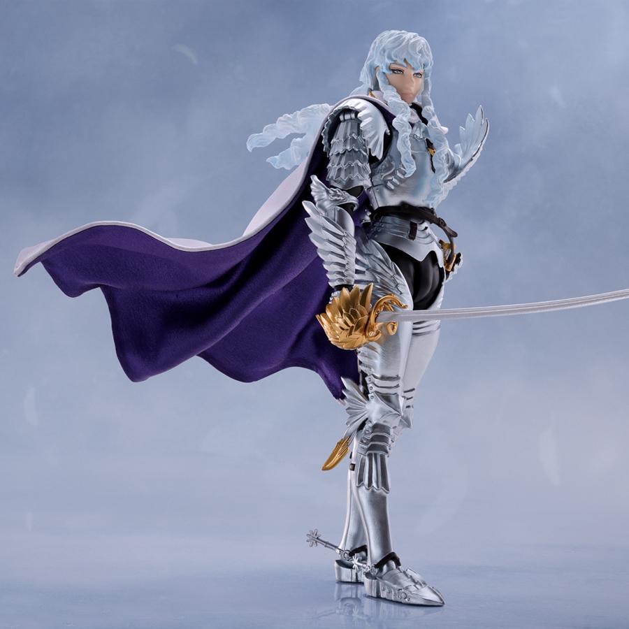 Vue 3/4 de face en plan moyen de la figurine de Griffith de Berserk en armure ornée avec cape violette, tenant une épée.