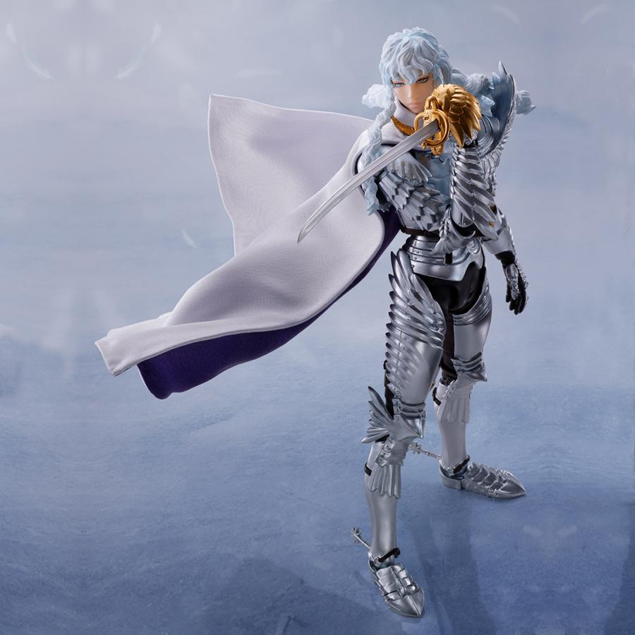 Vue 3/4 de face à mi-distance de la figurine de Griffith de Berserk en armure avec une cape, tenant une épée.