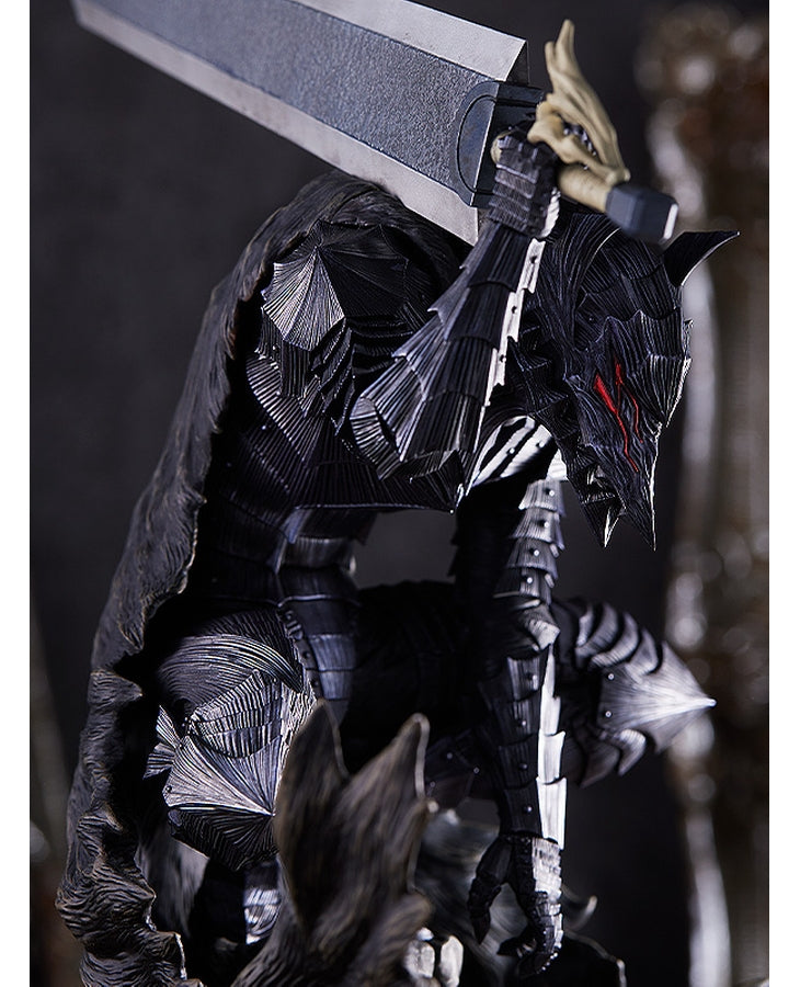 Vue 3/4 de face à mi-distance de la figurine de Guts de Berserk en armure sombre avec des accents rouges, tenant l'épée Dragon Slayer au-dessus de la tête.