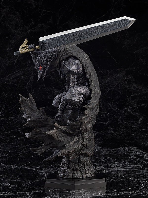 Vue de profil en plan moyen de la figurine de Guts de Berserk en armure, tenant une épée sur l'épaule.