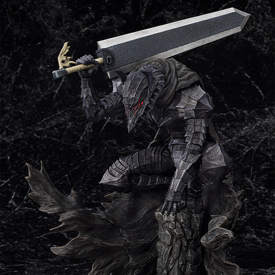 Vue 3/4 de face à mi-distance de la figurine de Guts de Berserk en armure sombre, tenant une grande épée.
