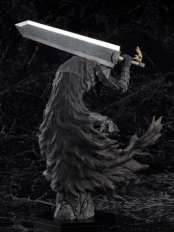Vue 3/4 arrière à mi-distance de la figurine de Guts de Berserk en armure Berserker, levant l'épée Dragon Slayer.