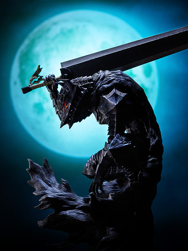 Vue 3/4 de face en plan rapproché moyen de la figurine de Guts de Berserk en armure Berserker, tenant l'épée Dragon Slayer.