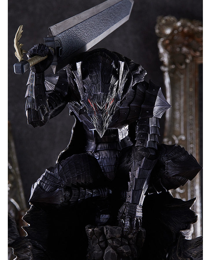 Vue 3/4 de face à mi-distance de la figurine de Guts de Berserk en armure Berserker, brandissant une grande épée.