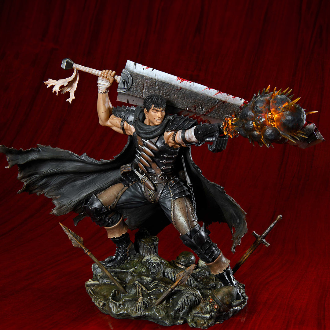 Vue 3/4 de face en plan complet de la figurine de Guts de Berserk en armure sombre, tenant une épée massive et une boule explosive.