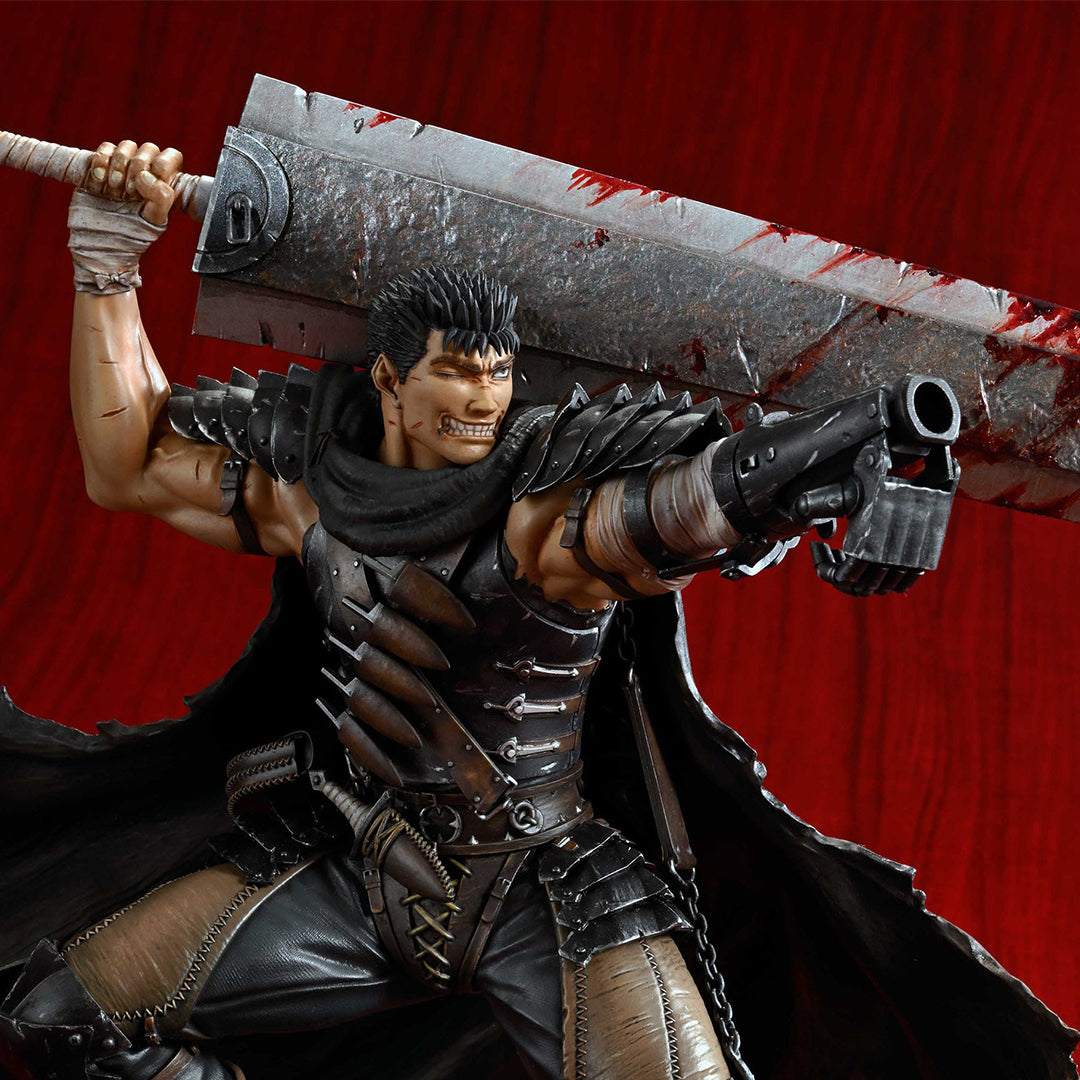 Vue 3/4 de face à mi-distance de la figurine de Guts de Berserk en tenue en cuir noir avec une épée ensanglantée.