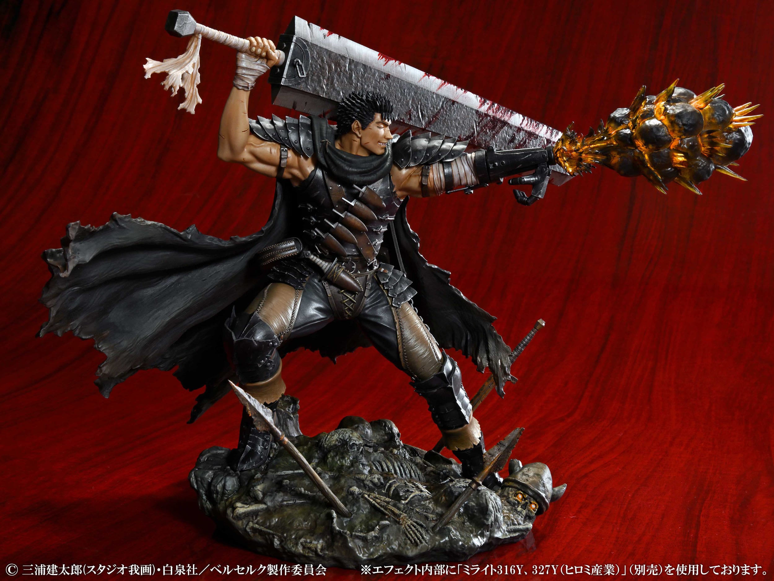Vue 3/4 de face à mi-distance de la figurine de Guts de Berserk en armure noire, tenant l'épée Dragonslayer avec un fond sanglant.