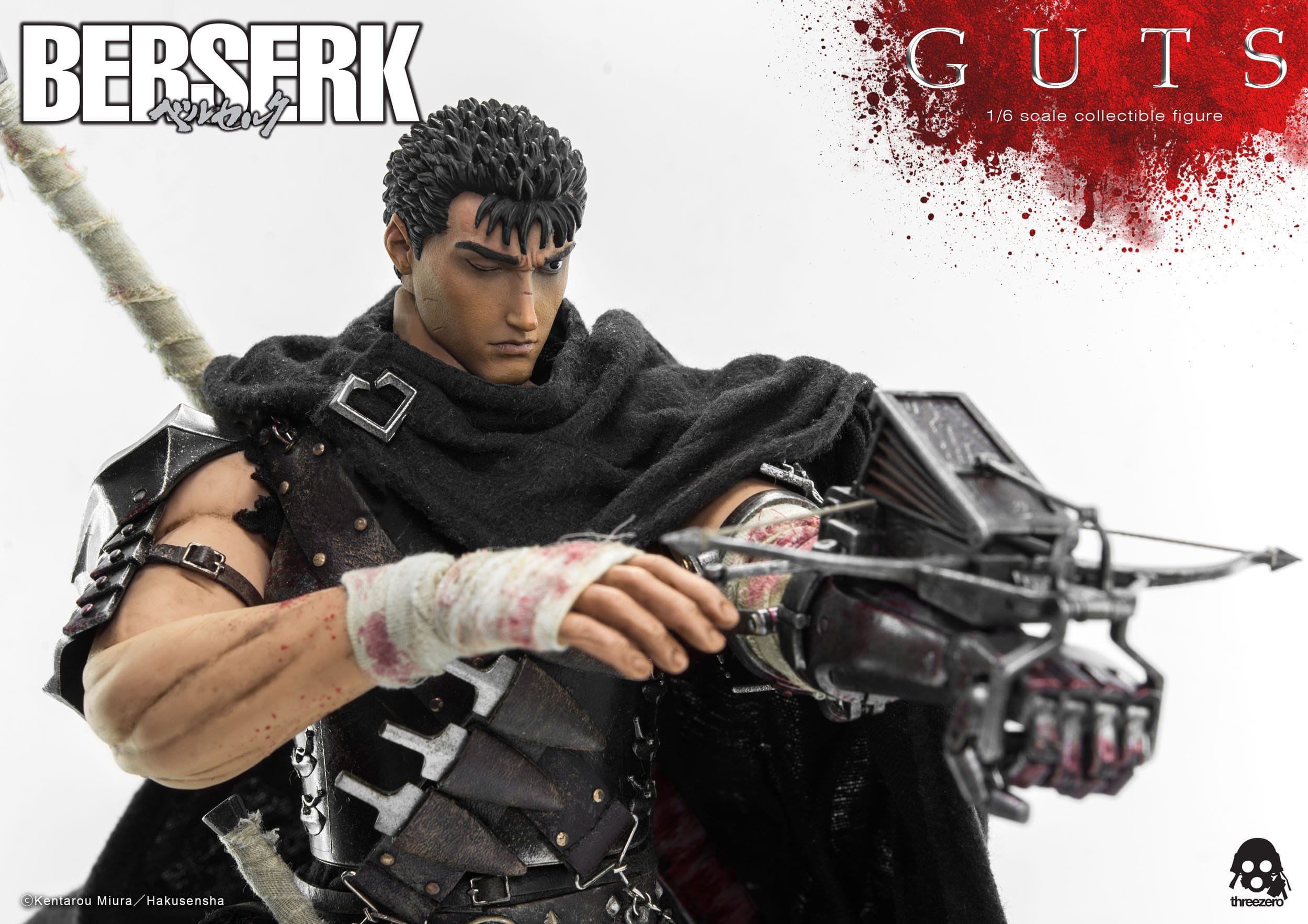 Vue 3/4 de face en plan rapproché moyen de la figurine de Guts de Berserk en armure sombre avec un bras équipé d'une arme.