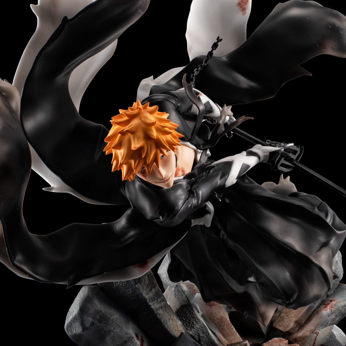 Figurine Ichigo Bleach en pleine action, coup de katana dévastateur