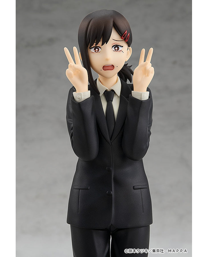 Vue de face avec plan rapproché moyen de la figurine Pop Up Parade de Kobeni Higashiyama de Chainsaw Man en costume noir, mains levées en signe de paix, avec des pinces à cheveux rouges.
