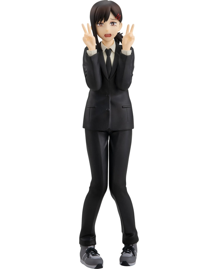 Vue de face avec plan de corps entier de la figurine Pop Up Parade de Kobeni Higashiyama de Chainsaw Man en costume noir, faisant un double signe de paix avec des épingles à cheveux rouges.