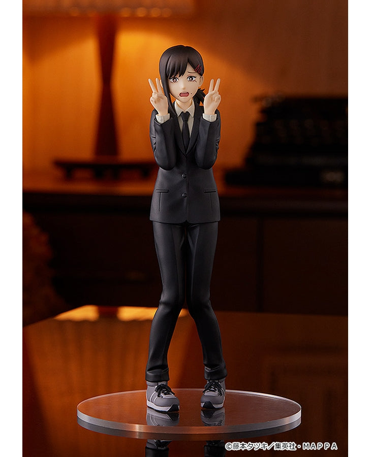 Vue de face avec plan rapproché moyen de la figurine Pop Up Parade de Kobeni Higashiyama de Chainsaw Man en costume sombre, avec les mains en signe de paix.
