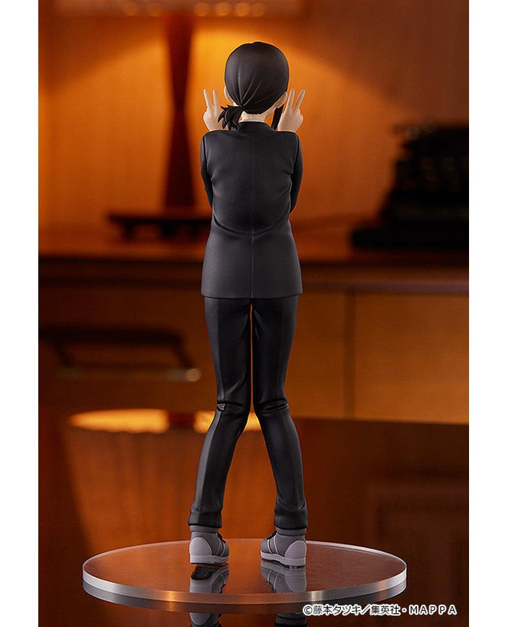 Vue de dos avec plan moyen de la figurine Pop Up Parade de Kobeni Higashiyama de Chainsaw Man en uniforme noir, bras levés.