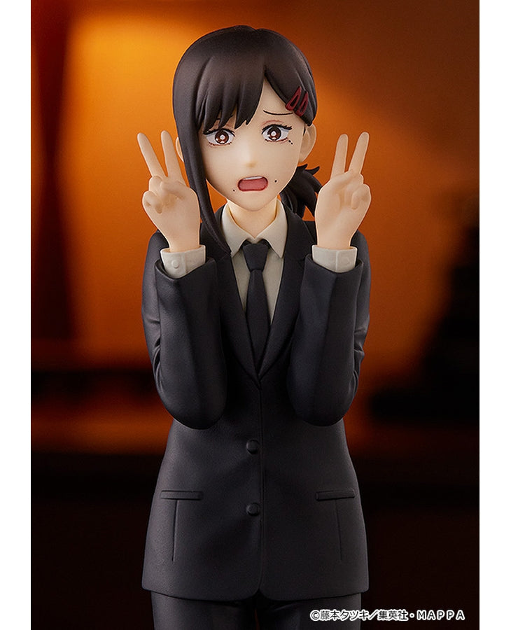 Vue 3/4 de face en gros plan de la figurine Pop Up Parade de Kobeni Higashiyama de Chainsaw Man en costume noir, faisant un signe de paix.