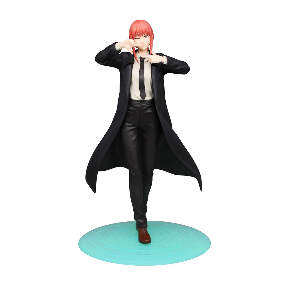 Vue de face en plan complet de la figurine de Makima de Chainsaw Man en tenue formelle noire et blanche, avec cheveux rouges.