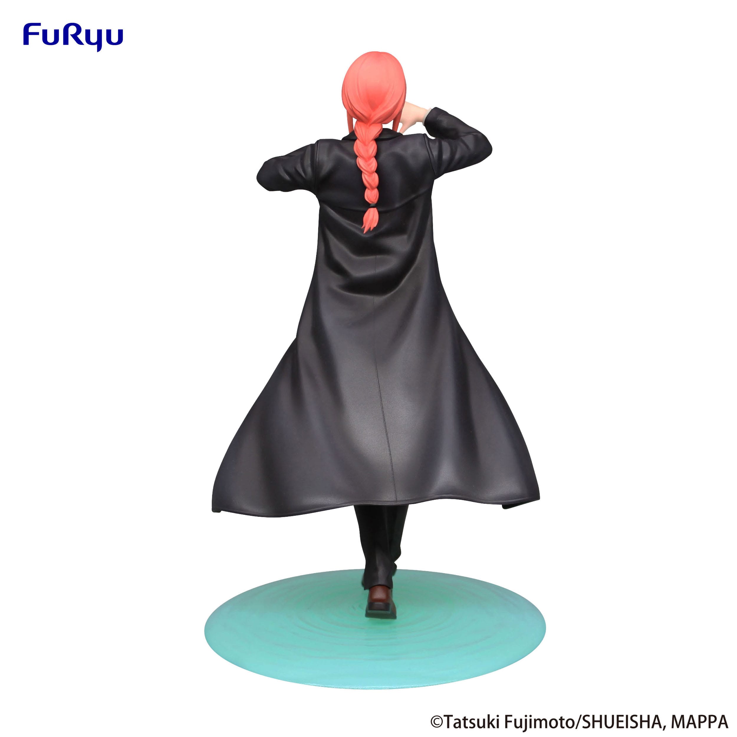 Vue de dos en plan moyen rapproché de la figurine de Makima de Chainsaw Man en manteau noir avec cheveux rouges.