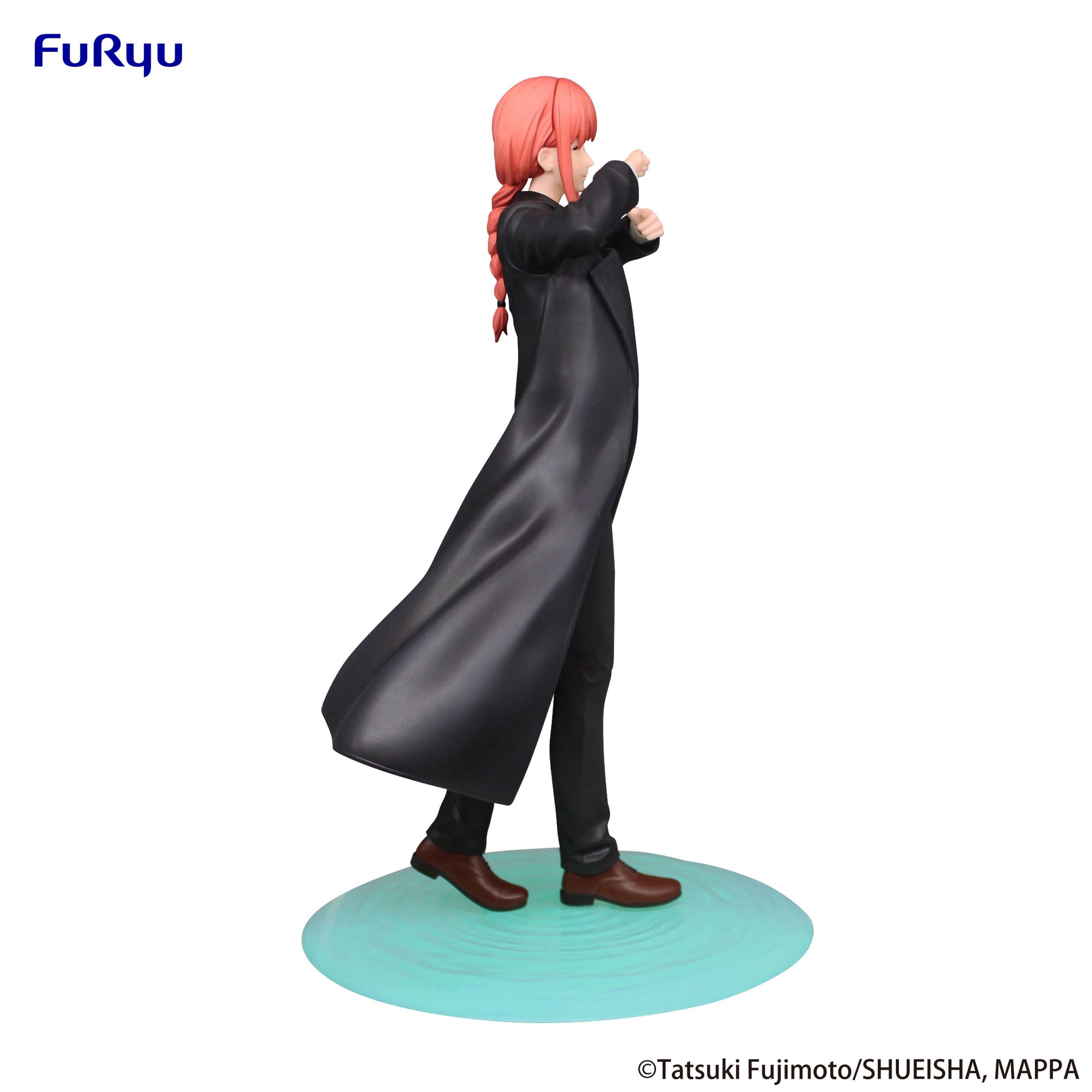 Vue de profil à pleine distance de la figurine de Makima de Chainsaw Man en manteau noir, les bras croisés.