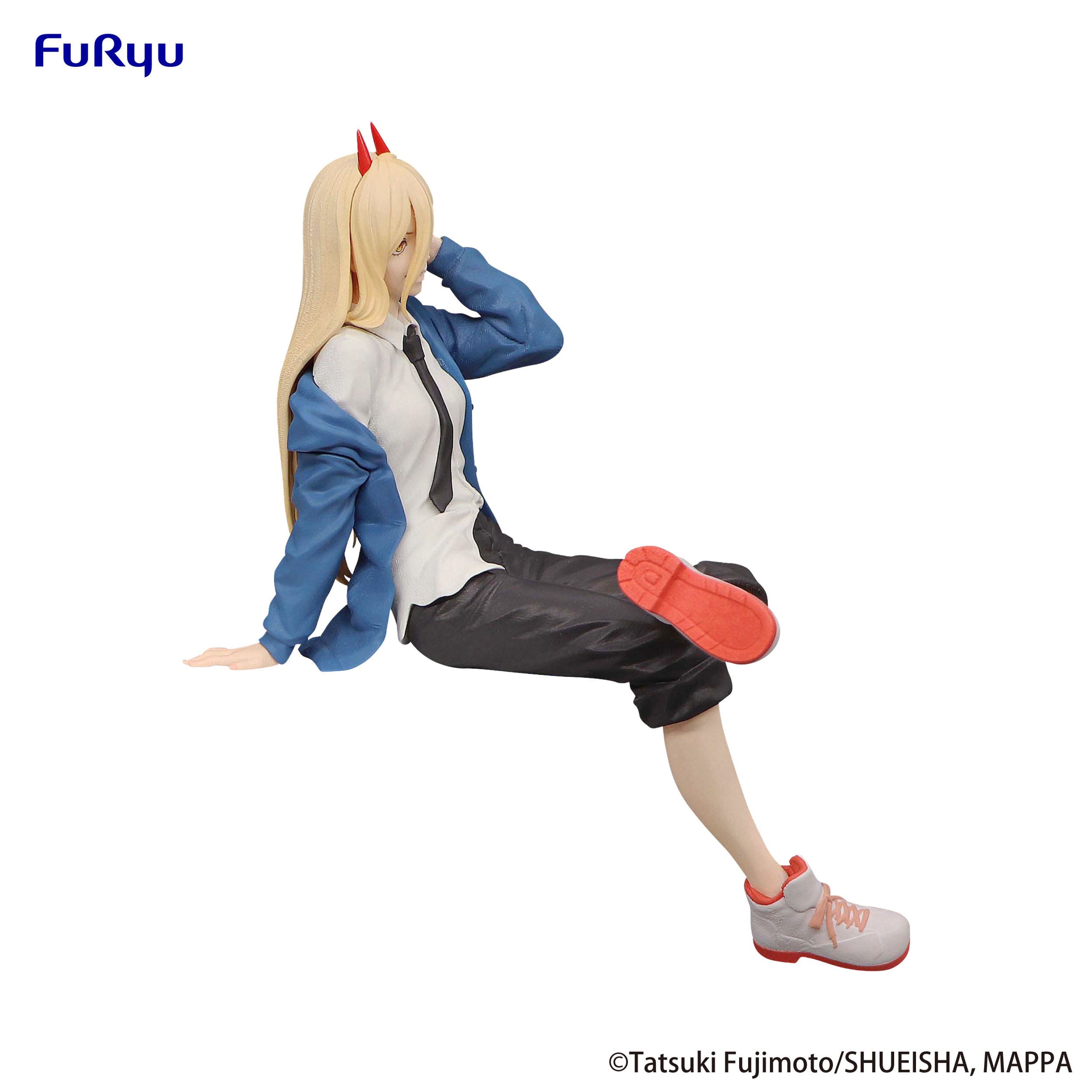 Vue 3/4 de face à mi-distance de la figurine FuRyu de Power de Chainsaw Man, assise, portant un blouson bleu et des cornes rouges.