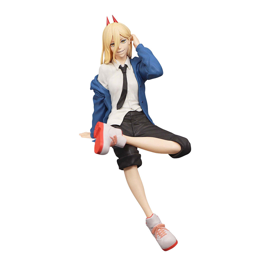 Vue 3/4 de face à mi-distance de la figurine de Power de Chainsaw Man en veste bleue et shorts noirs, avec des cornes rouges.