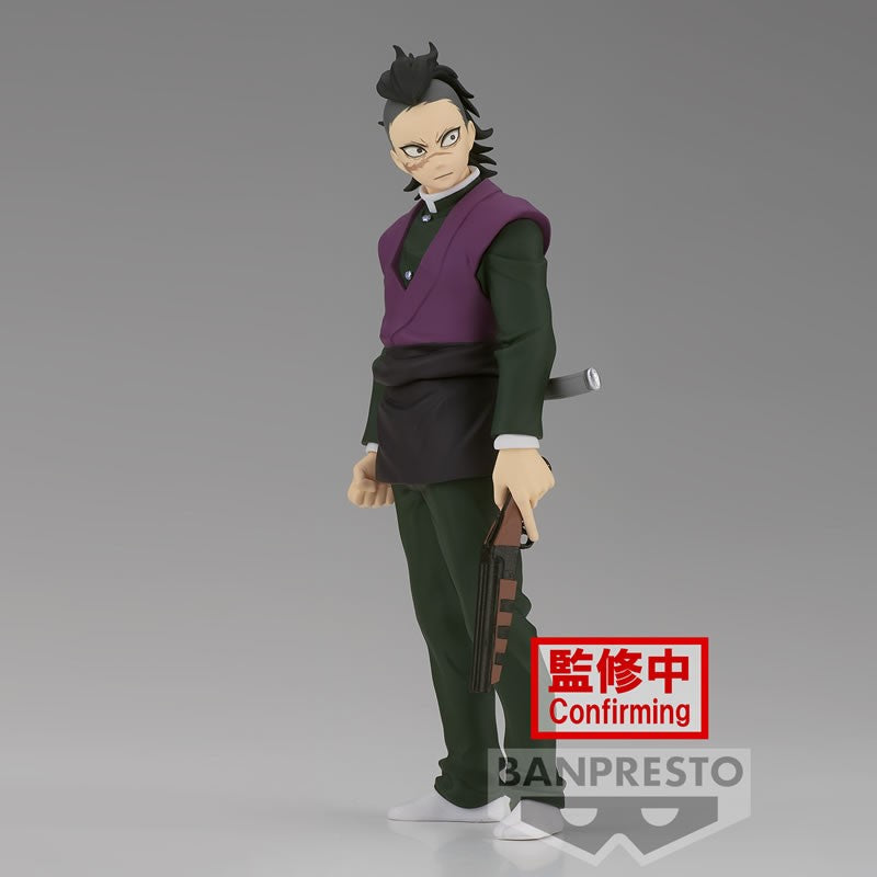 Vue 3/4 à mi-distance de la figurine de Genya Shinazugawa de Demon Slayer en uniforme vert et violet, tenant un pistolet.