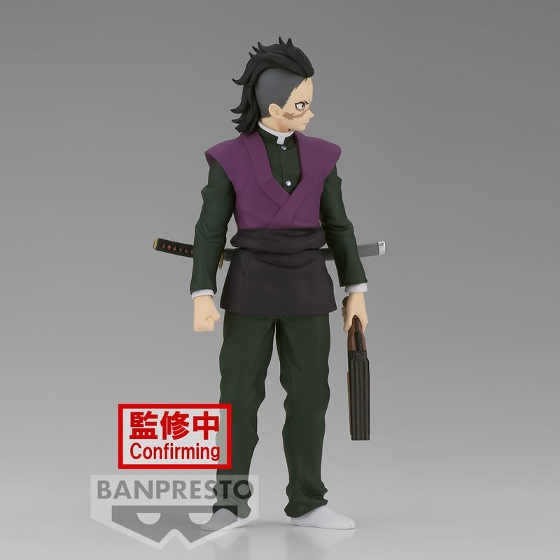 Vue 3/4 de face en plan rapproché de la figurine de Genya Shinazugawa de Demon Slayer en tenue sombre, tenant une arme à feu.
