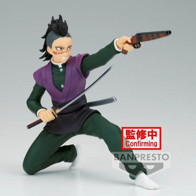 Vue 3/4 à mi-distance de la figurine de Genya Shinazugawa de Demon Slayer: Kimetsu no Yaiba en tenue à deux tons, tenant un katana et une arme à feu.