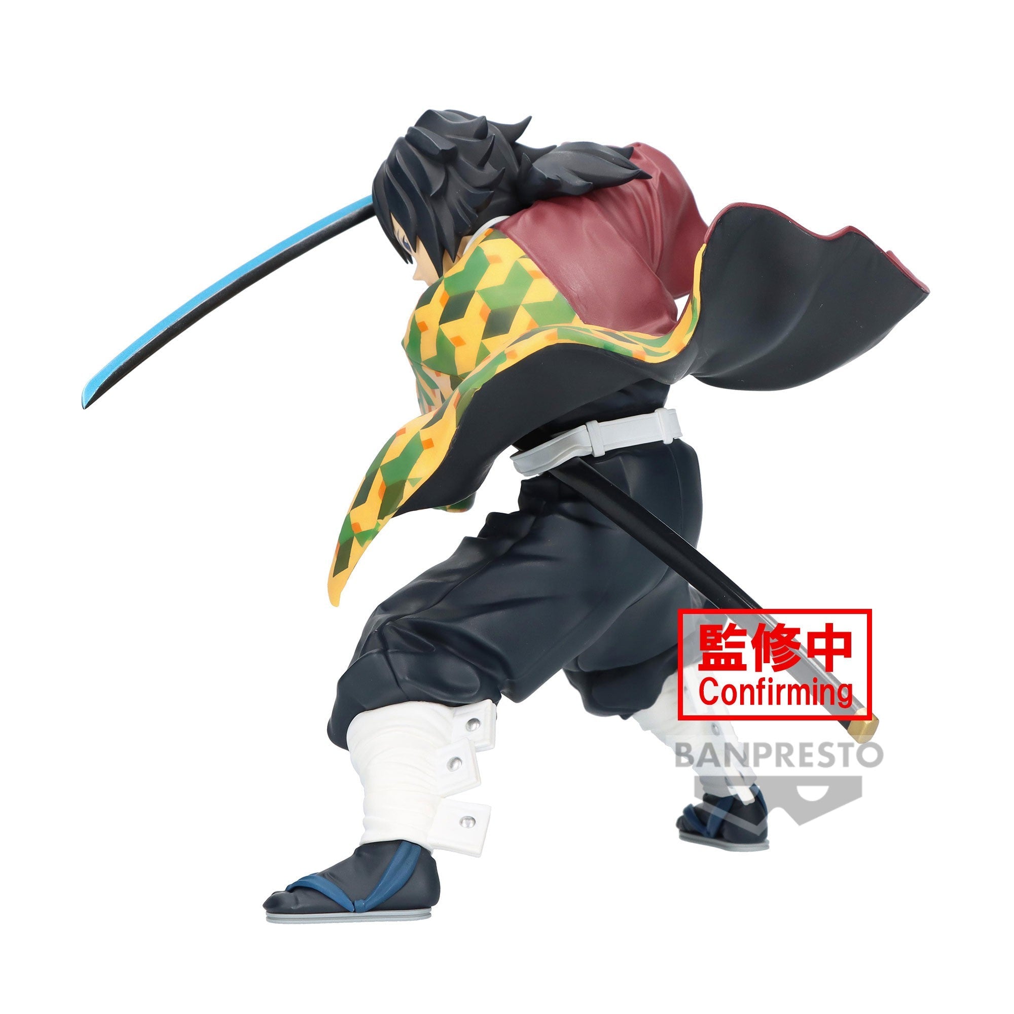 Vue 3/4 à mi-distance de la figurine de Giyu Tomioka de Demon Slayer: Kimetsu no Yaiba en uniforme, tenant un katana partiellement dégainé.