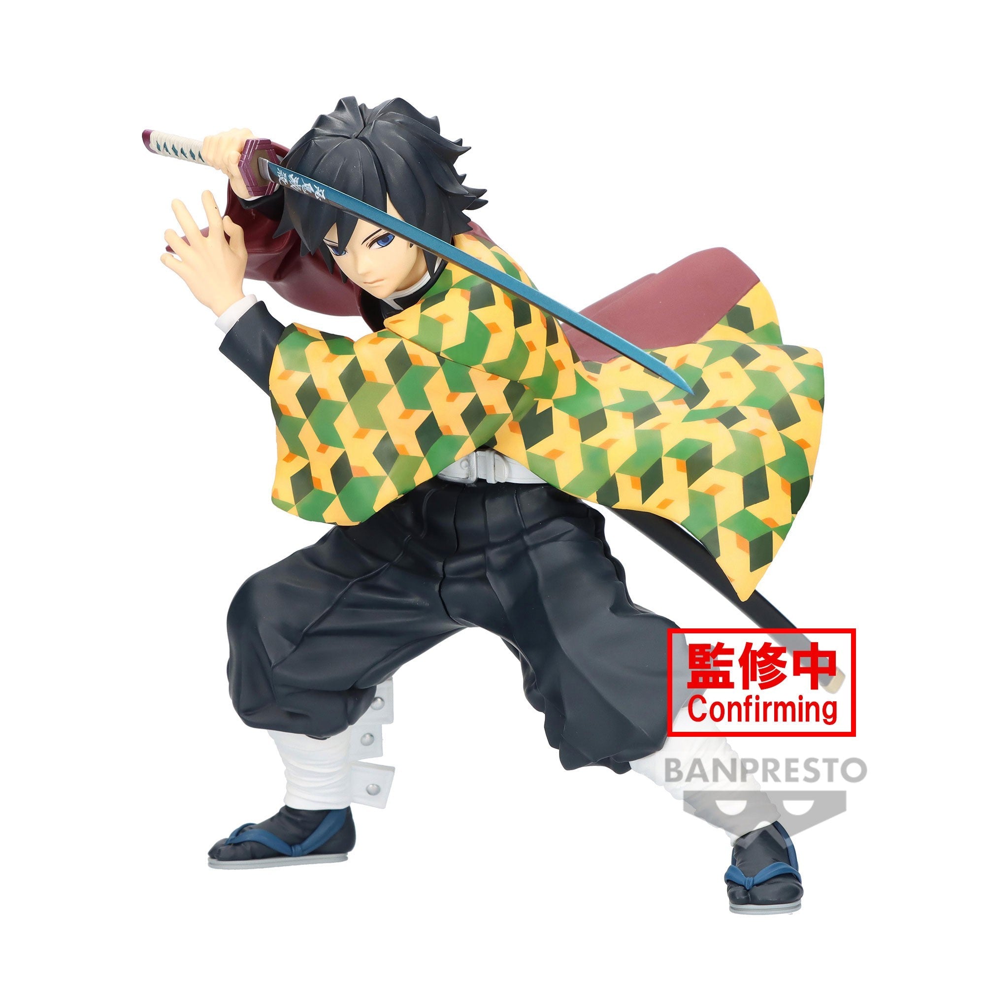 Vue 3/4 à mi-distance de la figurine de Giyu Tomioka de Demon Slayer en haori vert et jaune, tenant un katana.