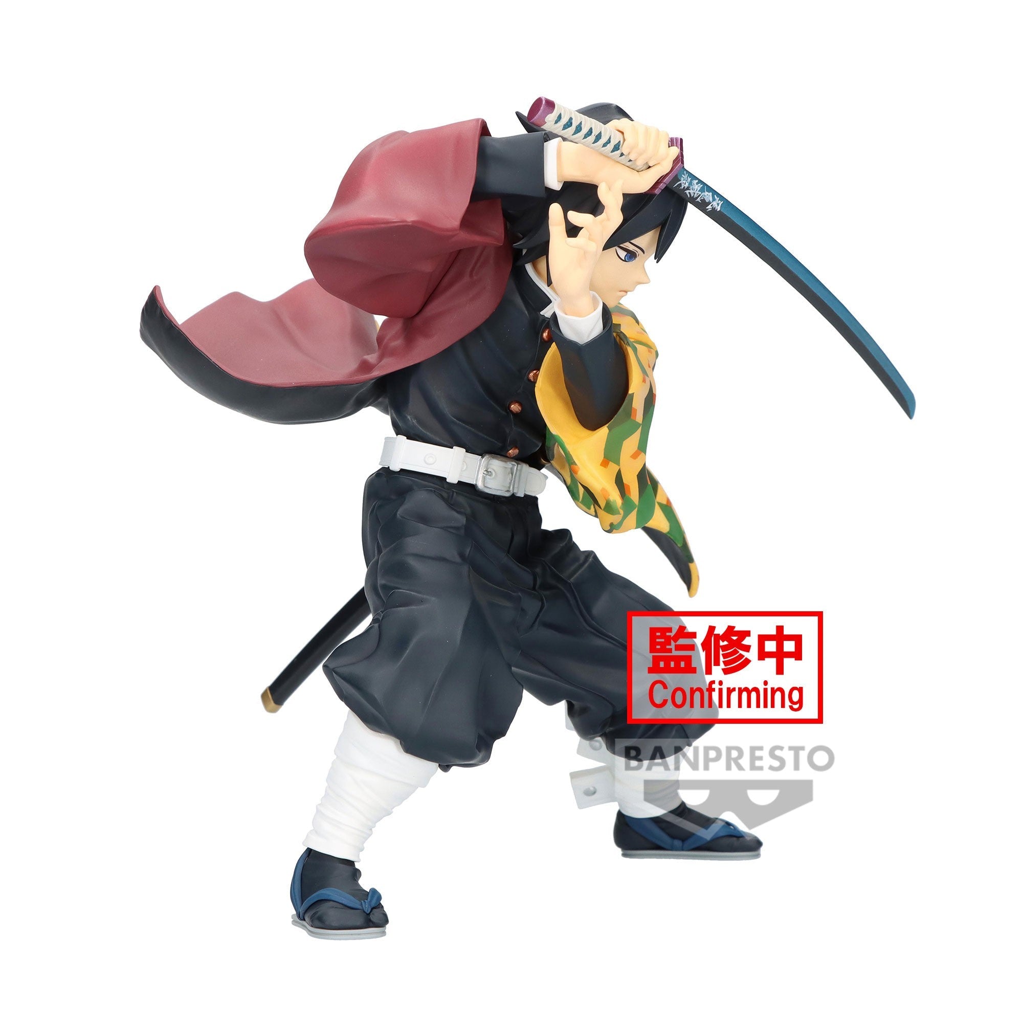 Vue 3/4 à mi-distance de la figurine de Giyu Tomioka de Demon Slayer en uniforme noir, brandissant un katana.