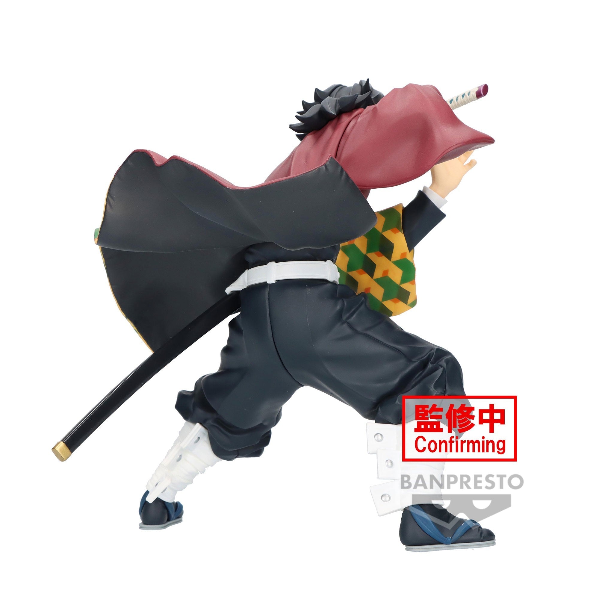 Vue 3/4 arrière à mi-distance de la figurine de Giyu Tomioka de Demon Slayer en uniforme de chasseur de démons, tenant un katana.