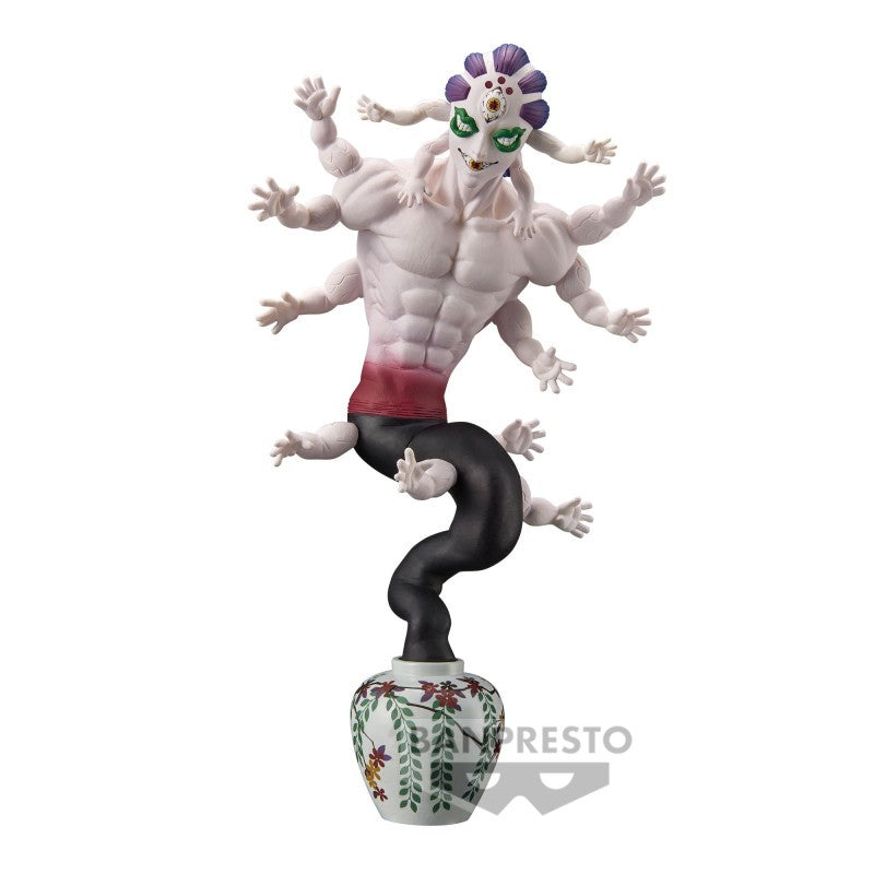 Vue 3/4 de corps entier de la figurine de Gyokko de Demon Slayer: Kimetsu no Yaiba, en tenue rouge et noire, avec sept bras.
