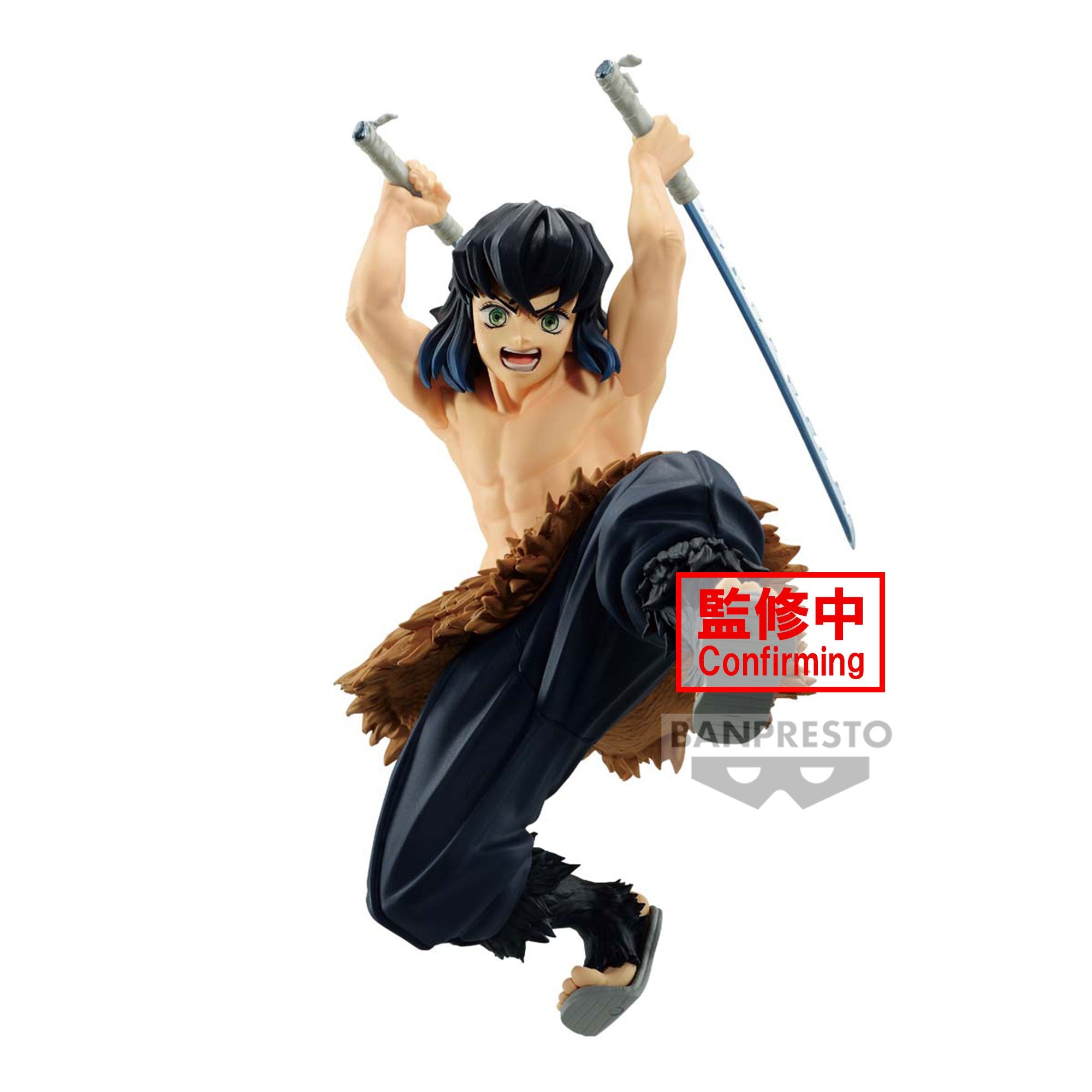 Vue 3/4 à mi-distance de la figurine d'Inosuke Hashibira de Demon Slayer: Kimetsu no Yaiba, torse nu, tenant deux épées au-dessus de sa tête.